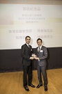 香港生产力促进局黄家伟先生颁发纪念品予周惠强先生。