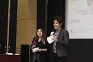 香港电台小白和亚Lu主持「网络保安四面八方」图像设计比赛颁奖典礼。