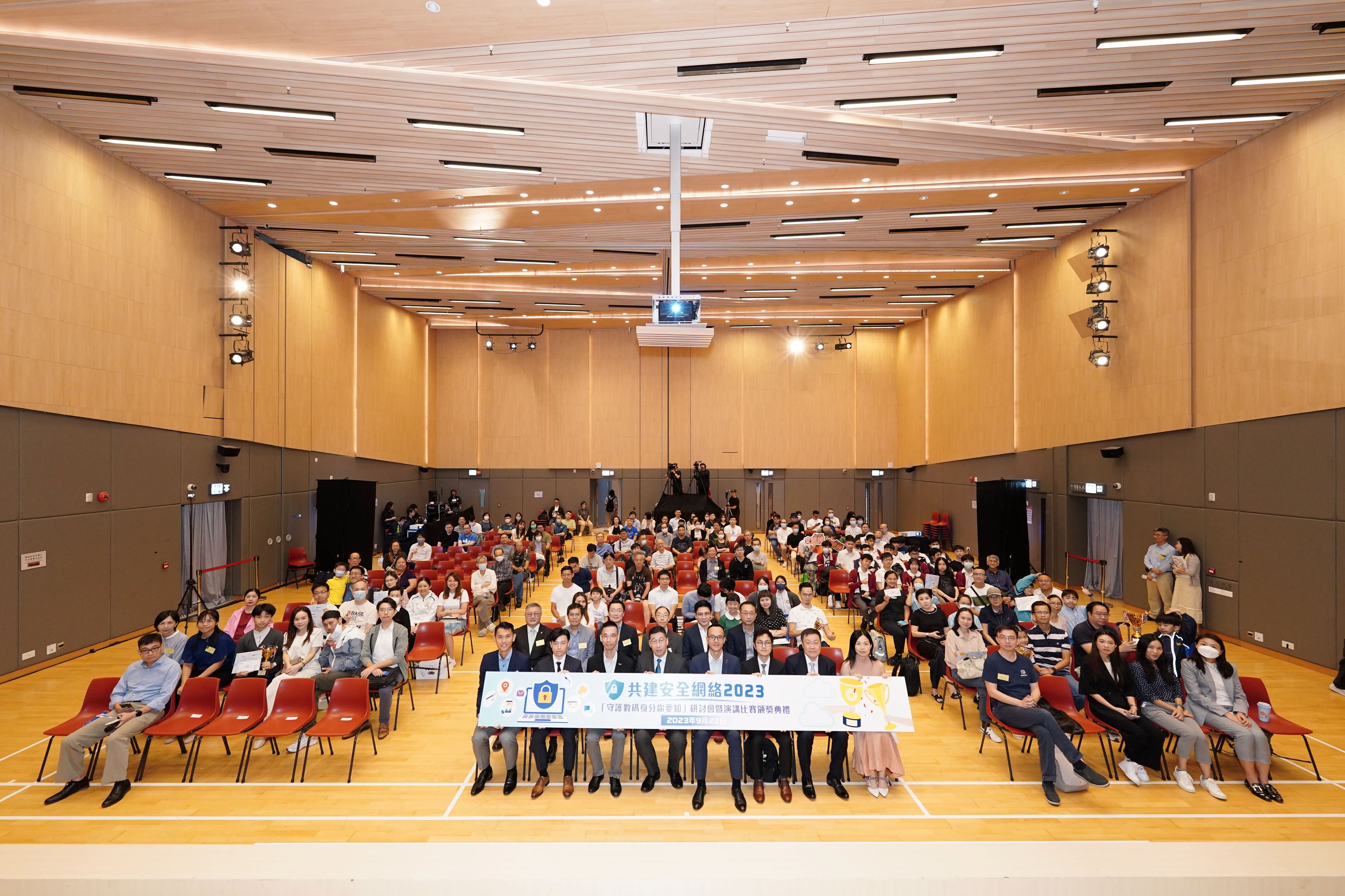 Group photo of guests, prize winners and attendees